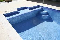 piscina construita cu mozaic